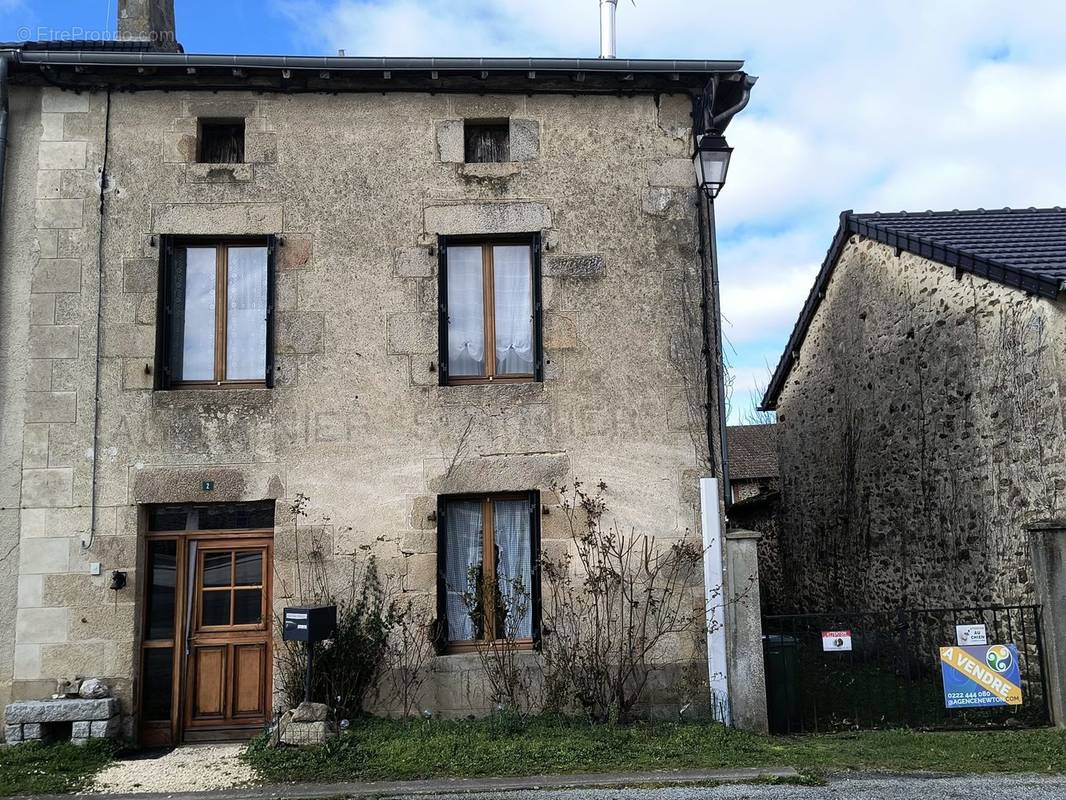 Front - Maison à LAURIERE