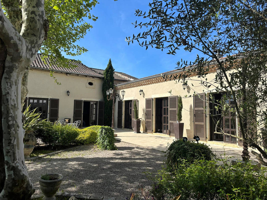 à vendre plain-pied avec jardin et piscine - Maison à VIC-FEZENSAC