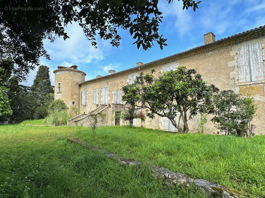 à vendre château à rénover sur 27 hectares - Maison à AUCH