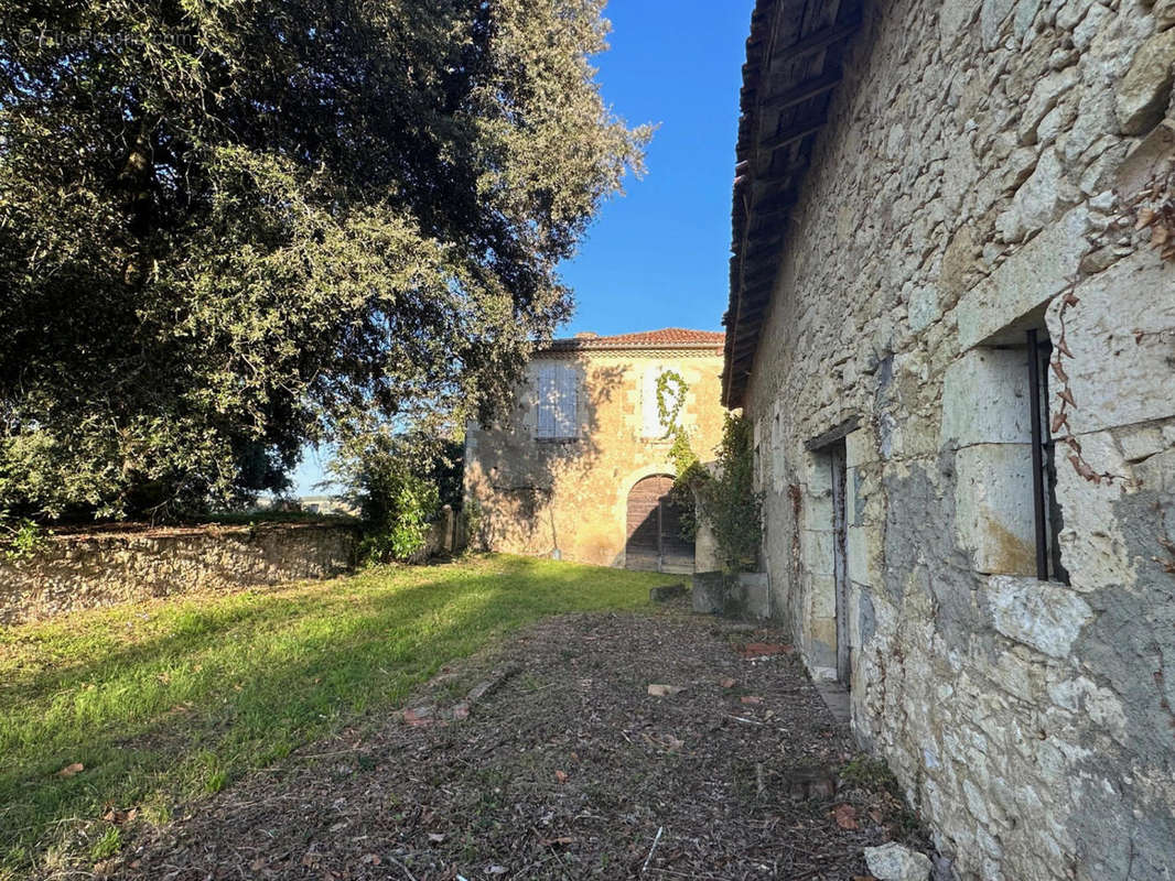 façade est du chateau vue de la grande - Maison à AUCH