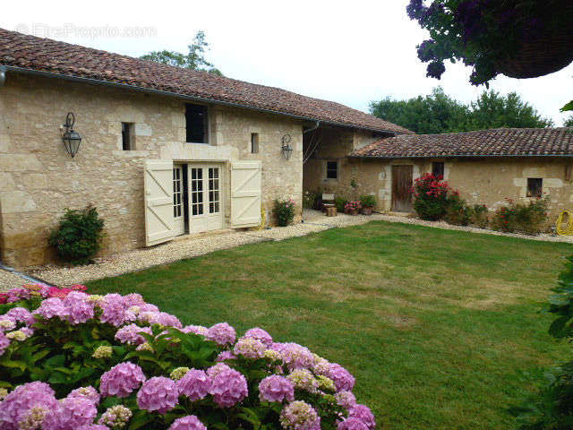 cour de ferme - Maison à CASTERA-VERDUZAN