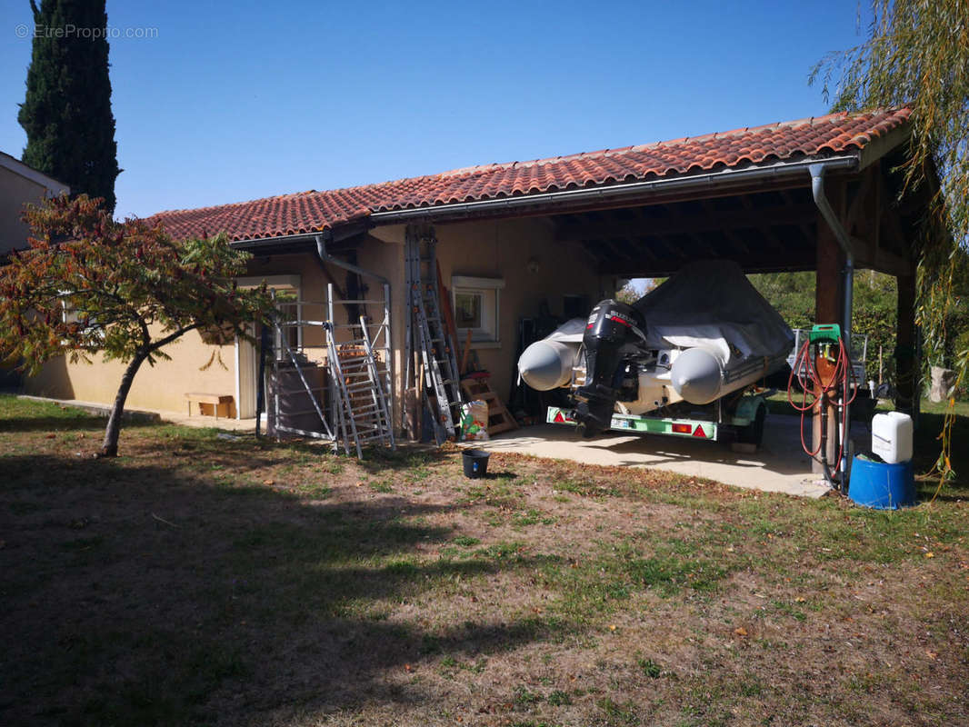 abri voiture - Maison à MIRANDE