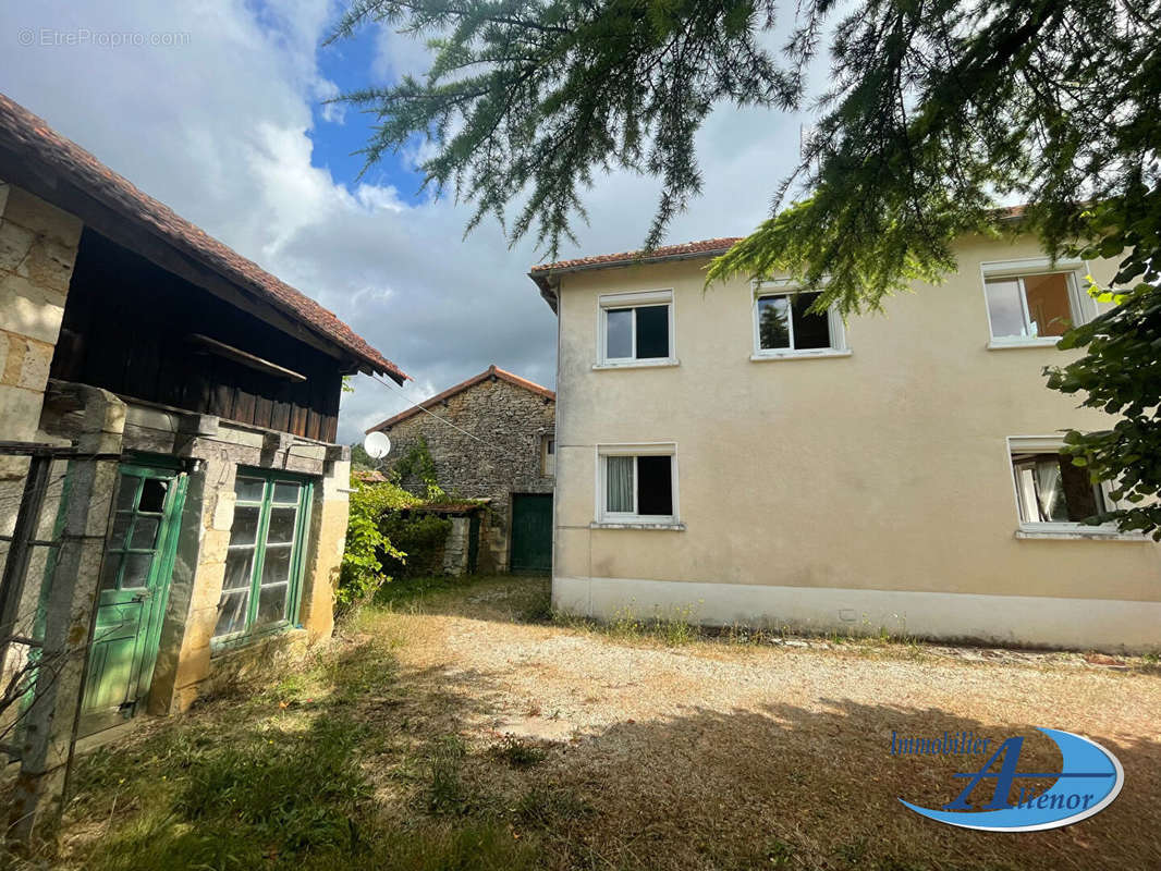 Maison à SAVIGNAC-LES-EGLISES