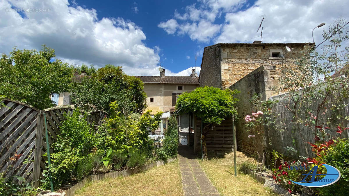 Maison à SAINT-FRONT-LA-RIVIERE