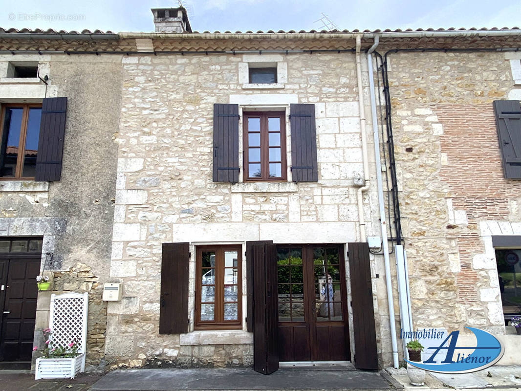 Maison à SAINT-FRONT-LA-RIVIERE