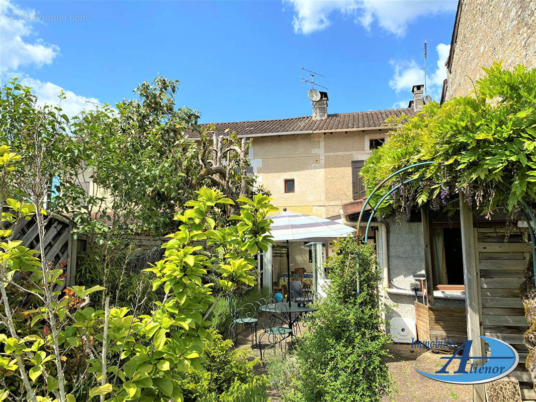 Maison à SAINT-FRONT-LA-RIVIERE