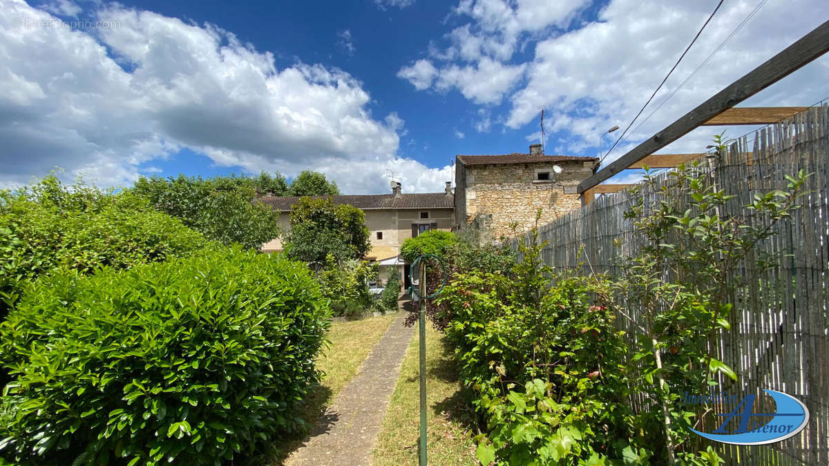 Maison à SAINT-FRONT-LA-RIVIERE