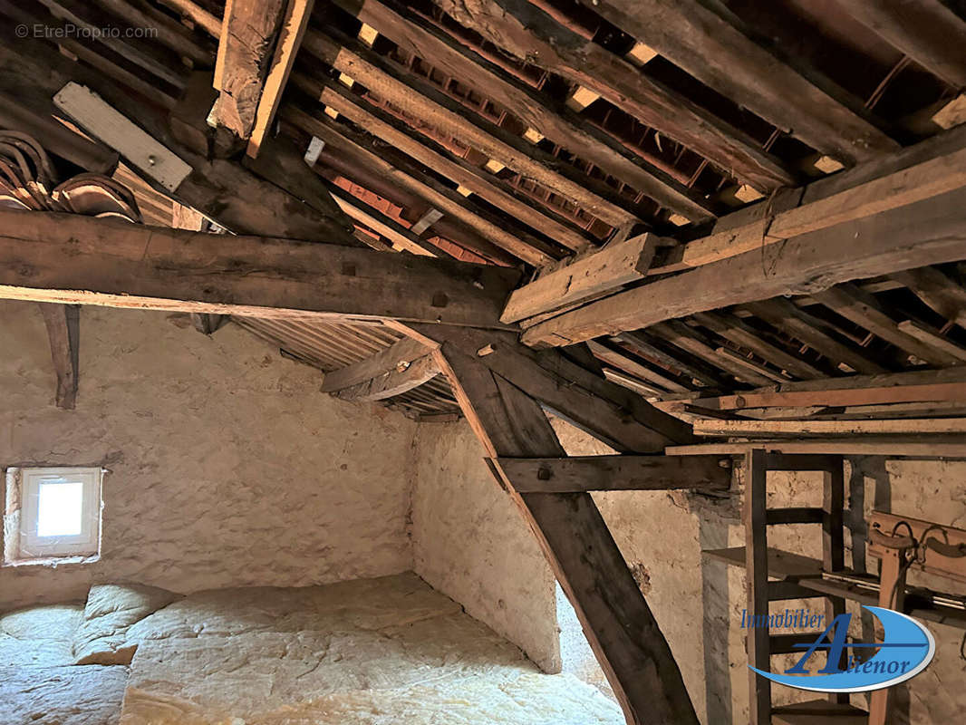 Maison à JAVERLHAC-ET-LA-CHAPELLE-SAINT-ROBERT