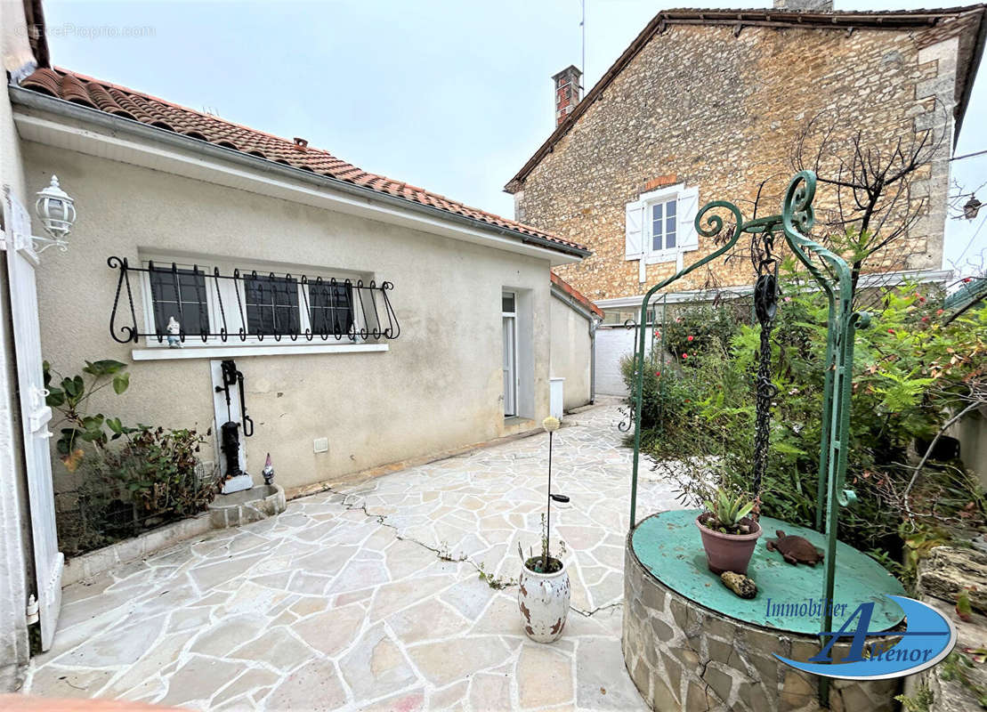 Maison à JAVERLHAC-ET-LA-CHAPELLE-SAINT-ROBERT