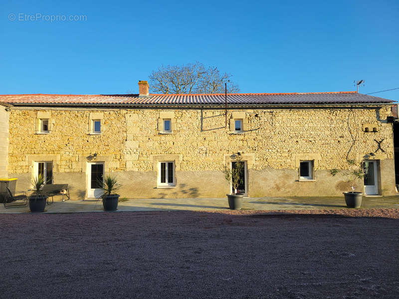 Maison à SAINT-LEGER-DE-MONTBRUN