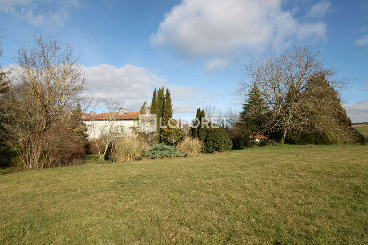 Maison à PAUSSAC-ET-SAINT-VIVIEN