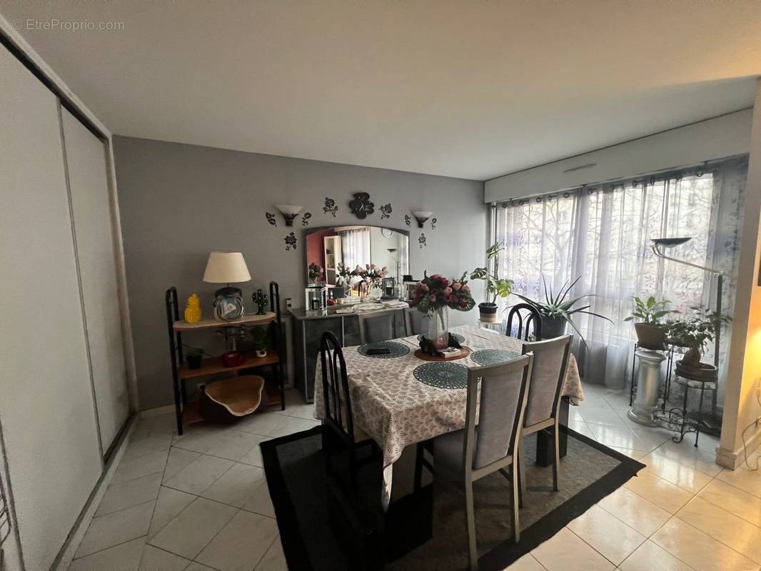 Appartement à COURBEVOIE