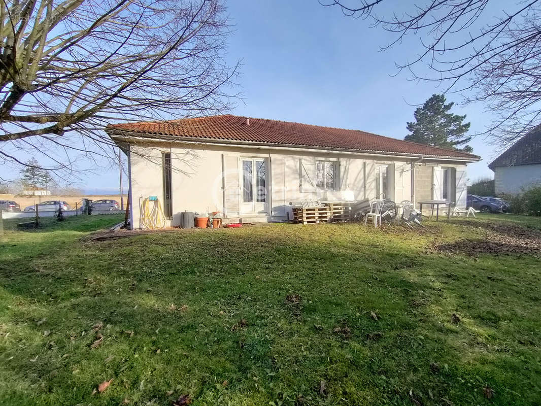 Maison à MARINGUES