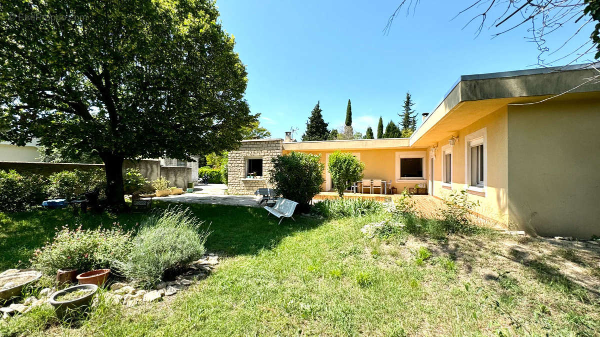 Maison à ENTRAIGUES-SUR-LA-SORGUE