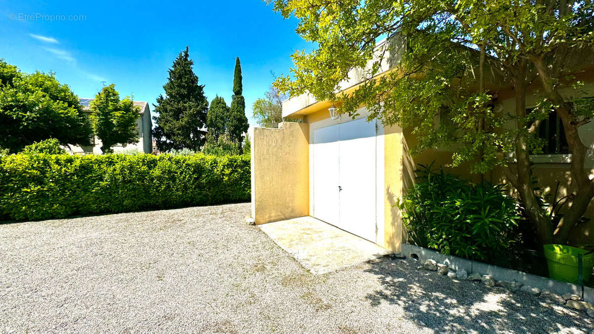 Maison à ENTRAIGUES-SUR-LA-SORGUE