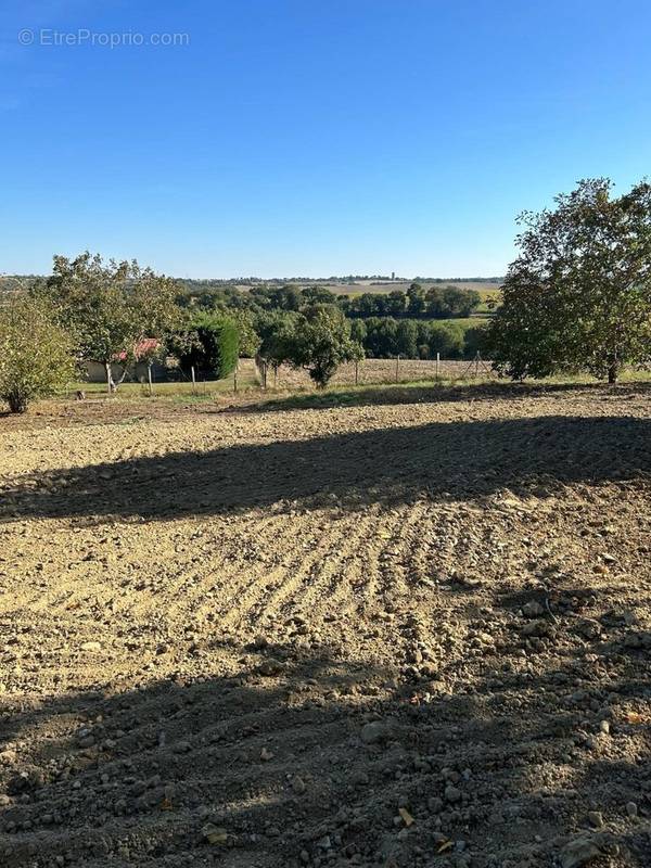 Terrain à SAINT-PIERRE-DE-LAGES