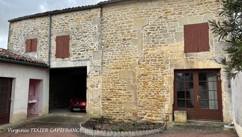 Maison à BRIZAMBOURG