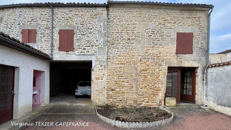 Maison à BRIZAMBOURG