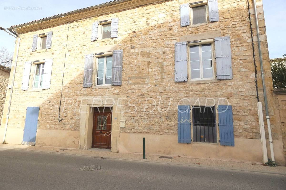 Maison à SAINT-CHAPTES