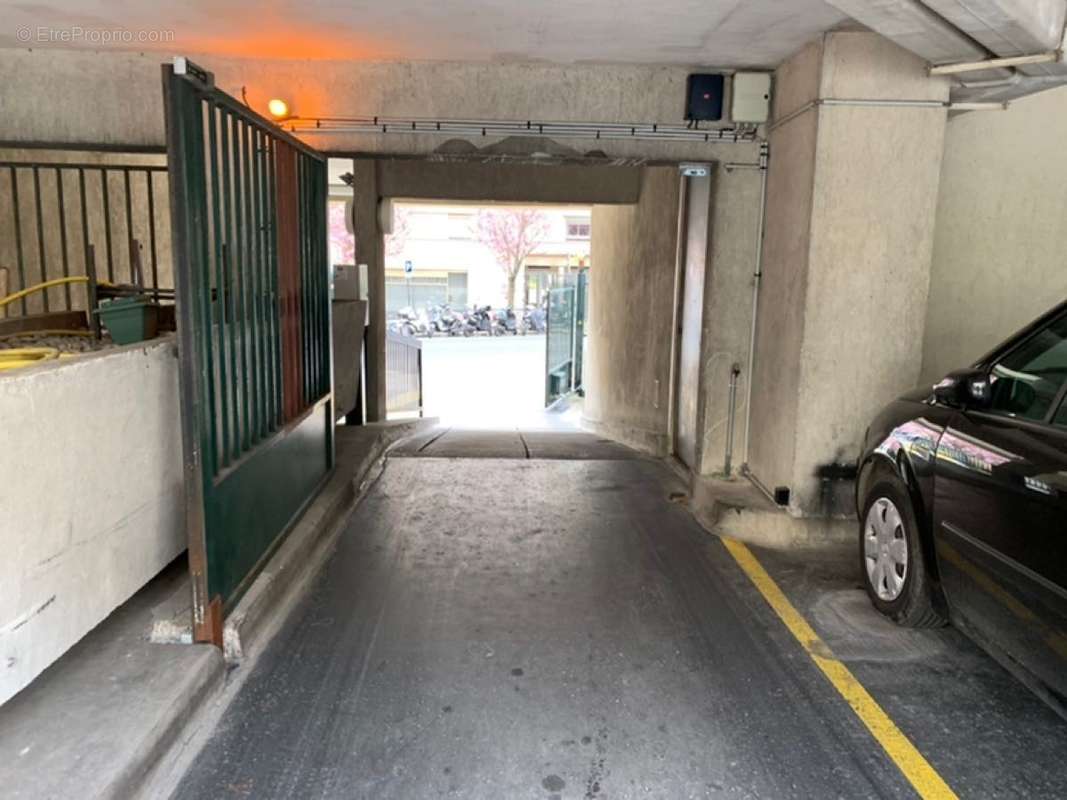 Parking à PARIS-20E