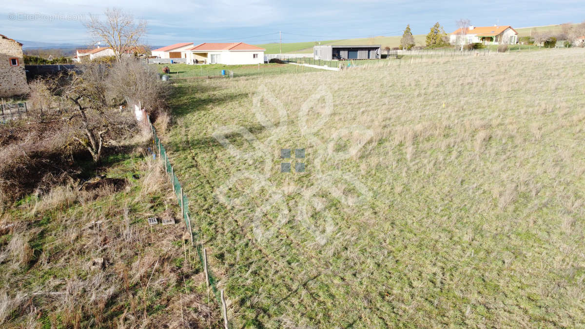 Terrain à SAINT-BEAUZIRE