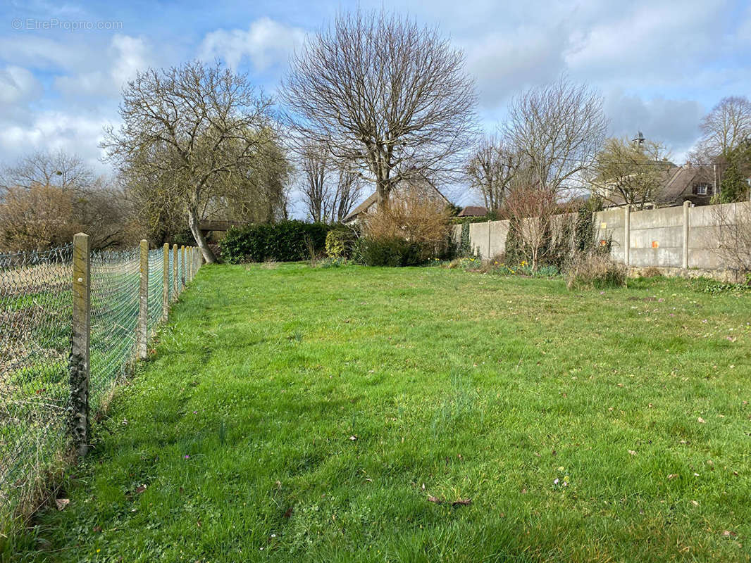 Terrain à FONTENAY-SAINT-PERE