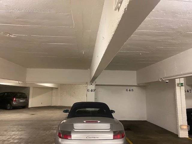 Parking à PARIS-16E