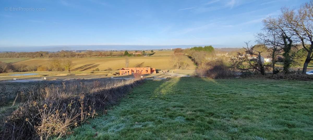 Terrain à SAINT-PIERRE-DE-LAGES