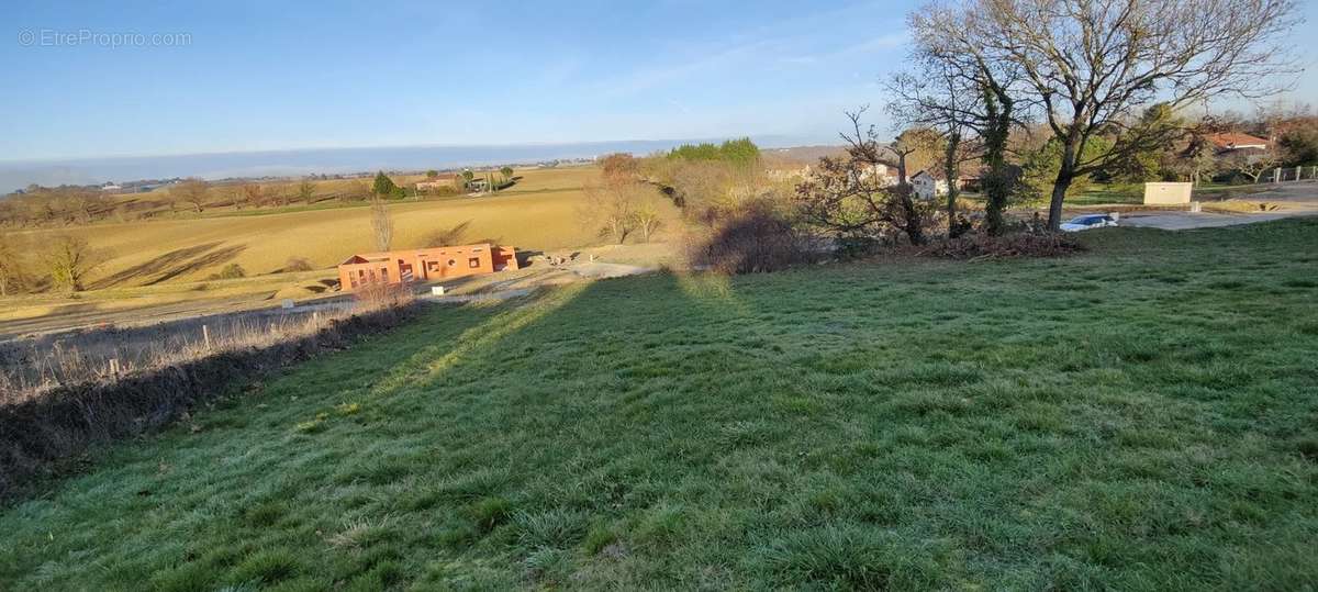 Terrain à SAINT-PIERRE-DE-LAGES