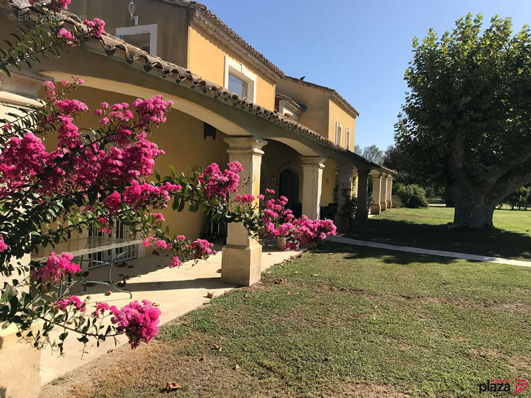 Maison à ENTRAIGUES-SUR-LA-SORGUE