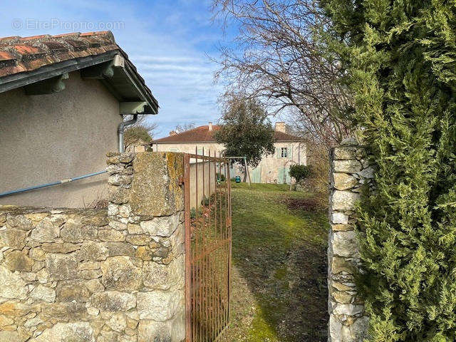 entrée par le parking - Maison à JEGUN