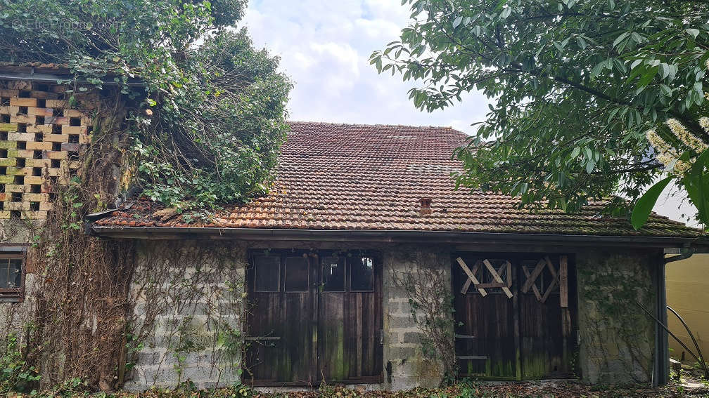 Parking à SAINT-MEDARD-EN-JALLES