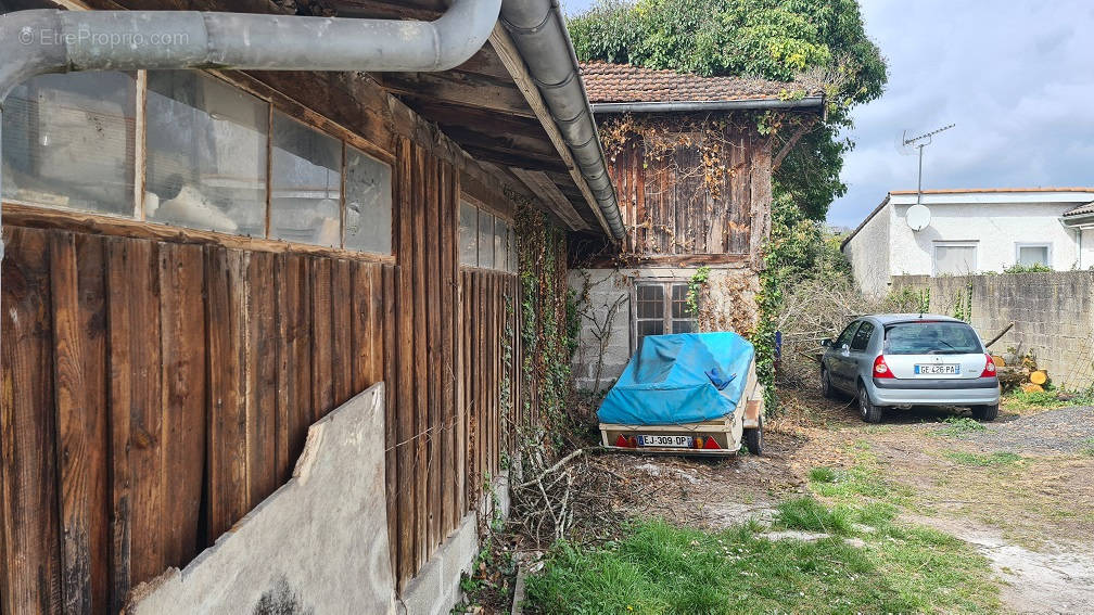 Parking à SAINT-MEDARD-EN-JALLES