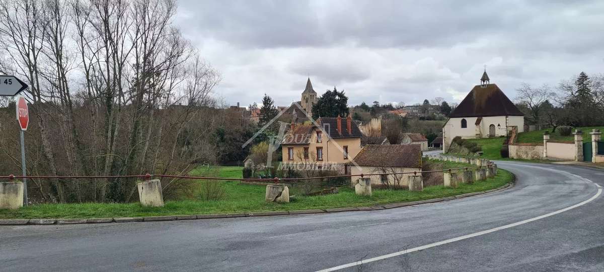 Maison à AINAY-LE-CHATEAU