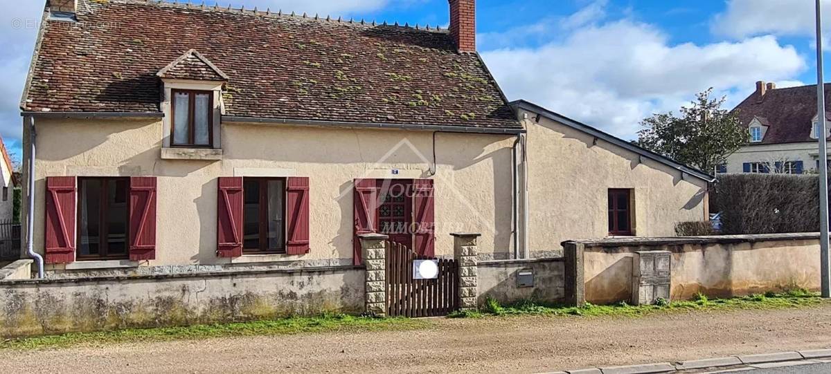 Maison à AINAY-LE-CHATEAU