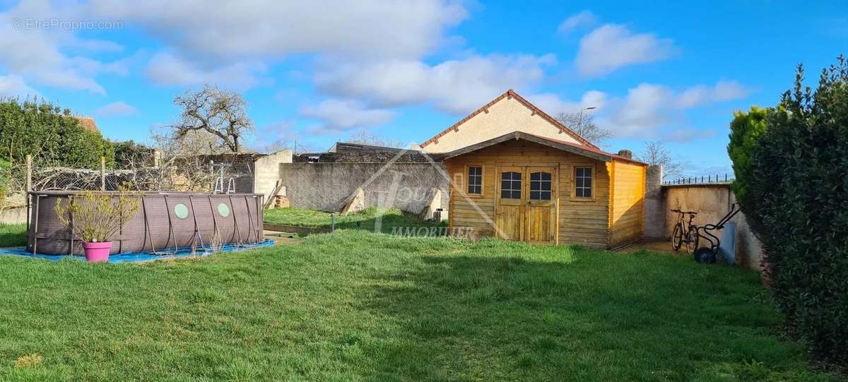 Maison à AINAY-LE-CHATEAU