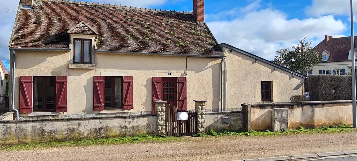 Maison à AINAY-LE-CHATEAU