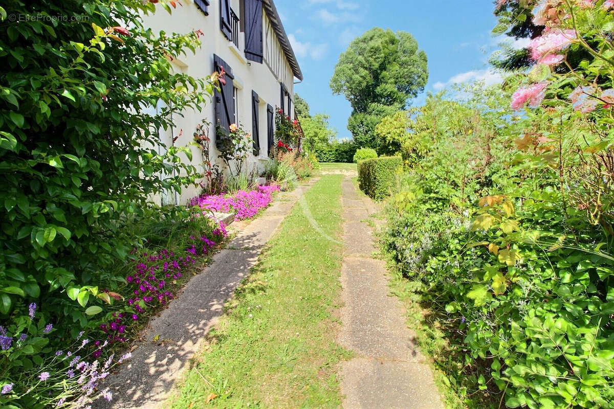 Maison à LE MESNIL-ESNARD