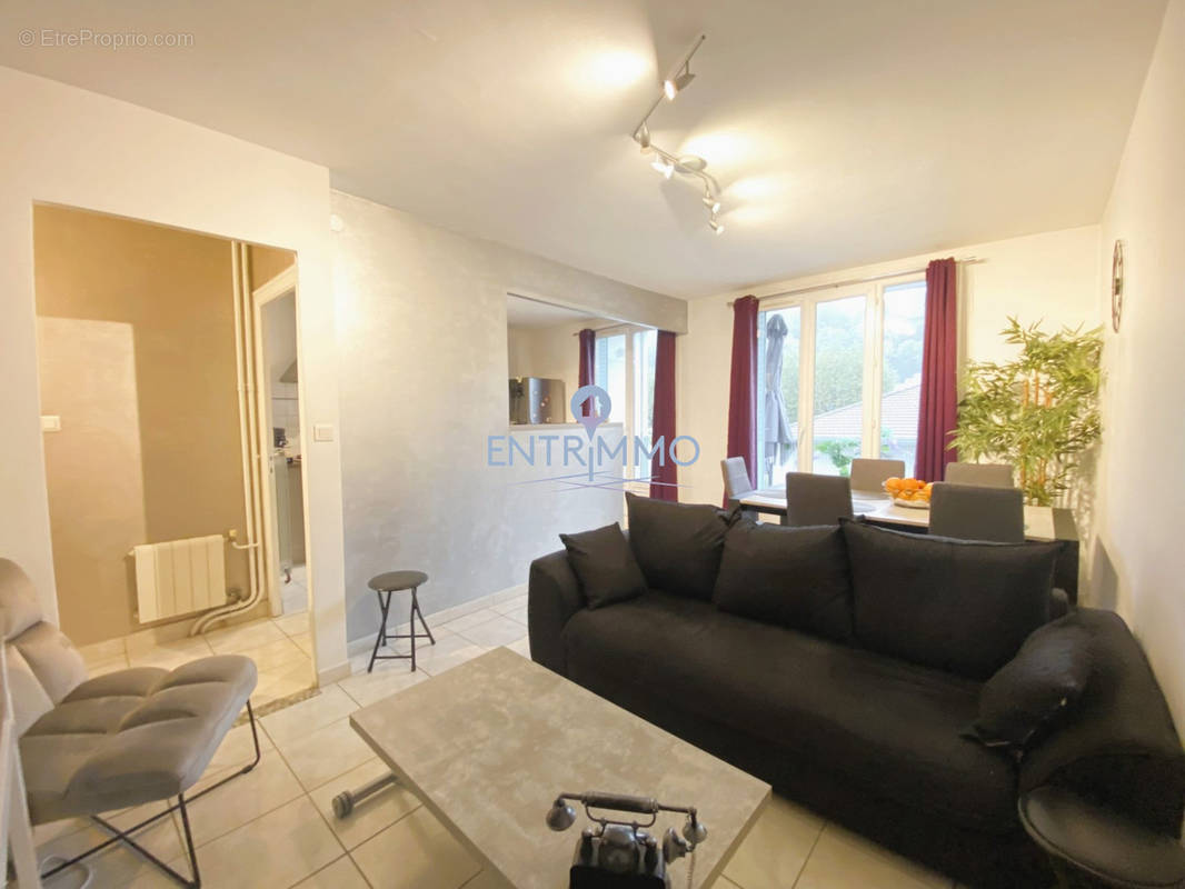 SALON - Appartement à AIX-LES-BAINS