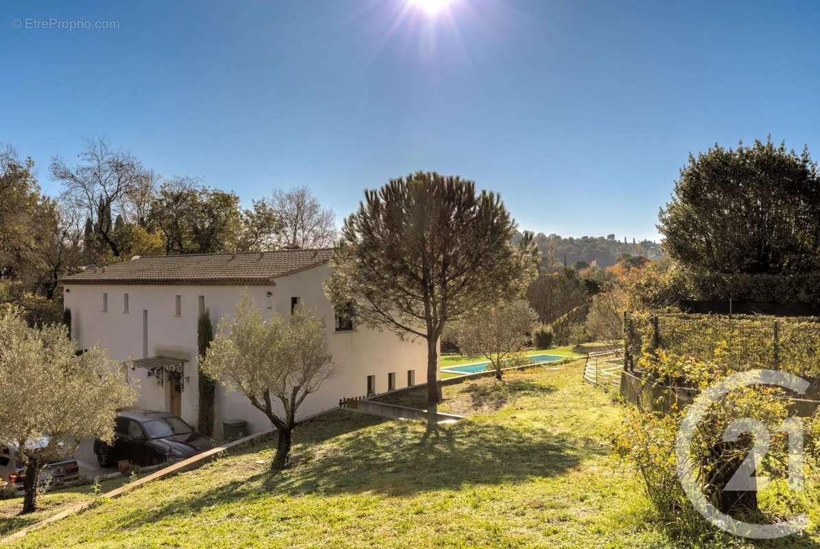 Maison à CHATEAUNEUF-GRASSE