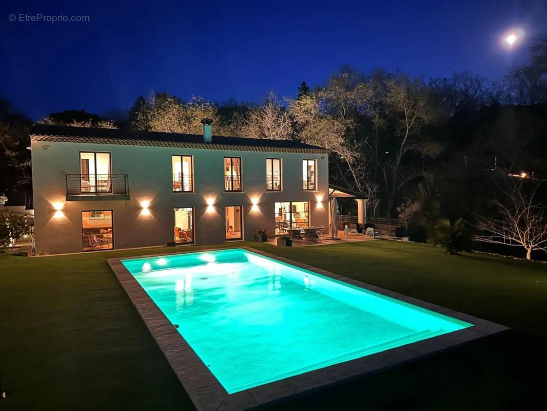 Maison à CHATEAUNEUF-GRASSE