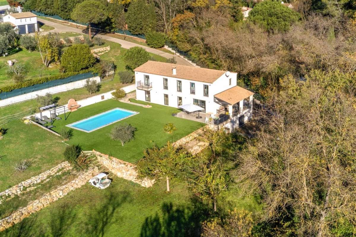 Maison à CHATEAUNEUF-GRASSE