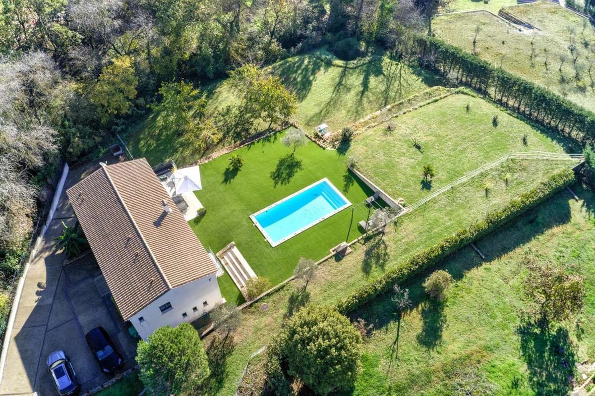 Maison à CHATEAUNEUF-GRASSE