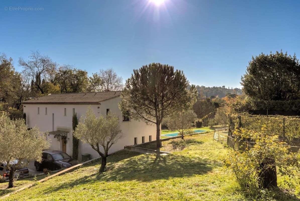 Maison à CHATEAUNEUF-GRASSE