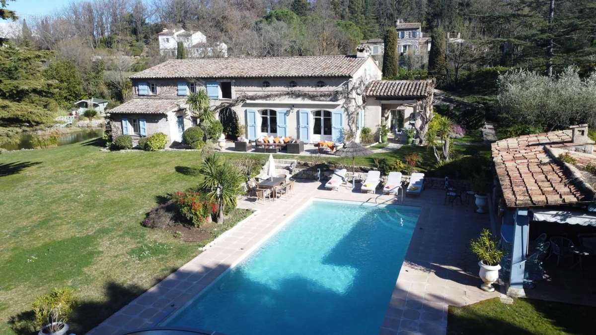 Maison à CHATEAUNEUF-GRASSE