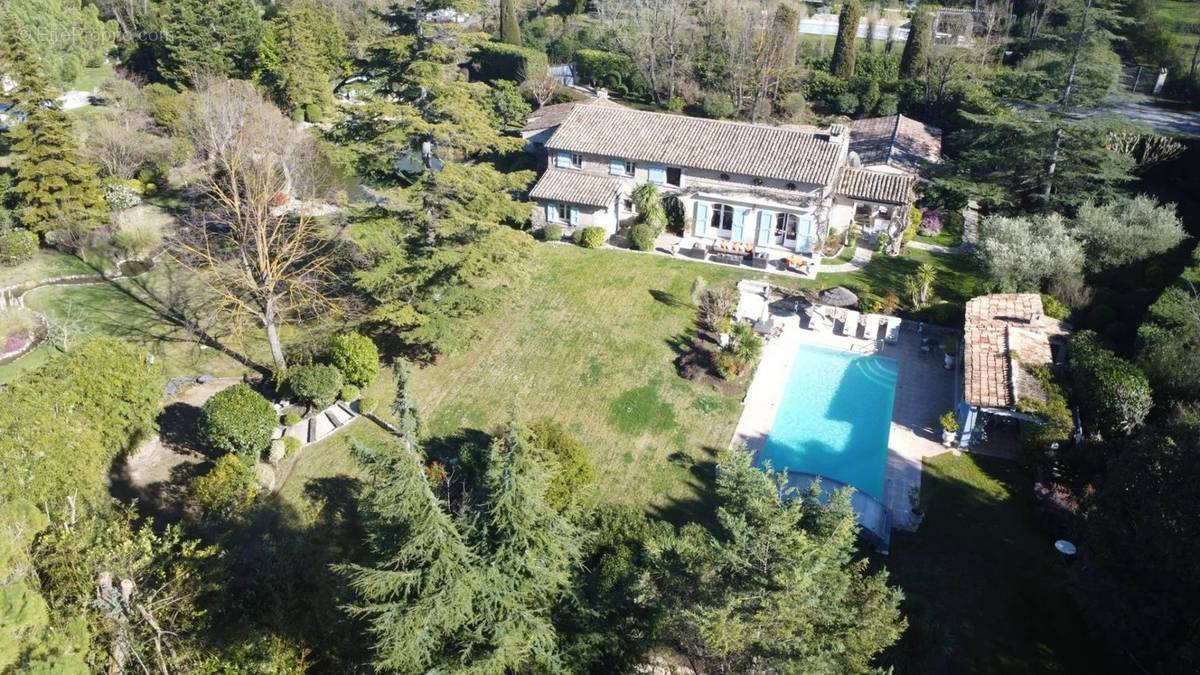 Maison à CHATEAUNEUF-GRASSE