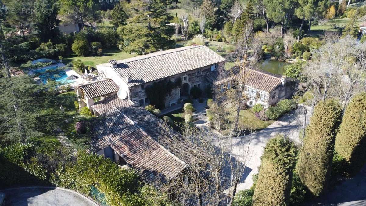 Maison à CHATEAUNEUF-GRASSE