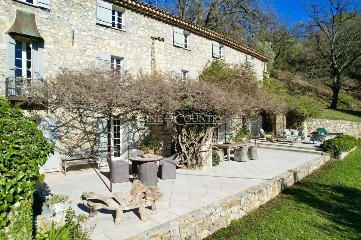 Maison à CHATEAUNEUF-GRASSE