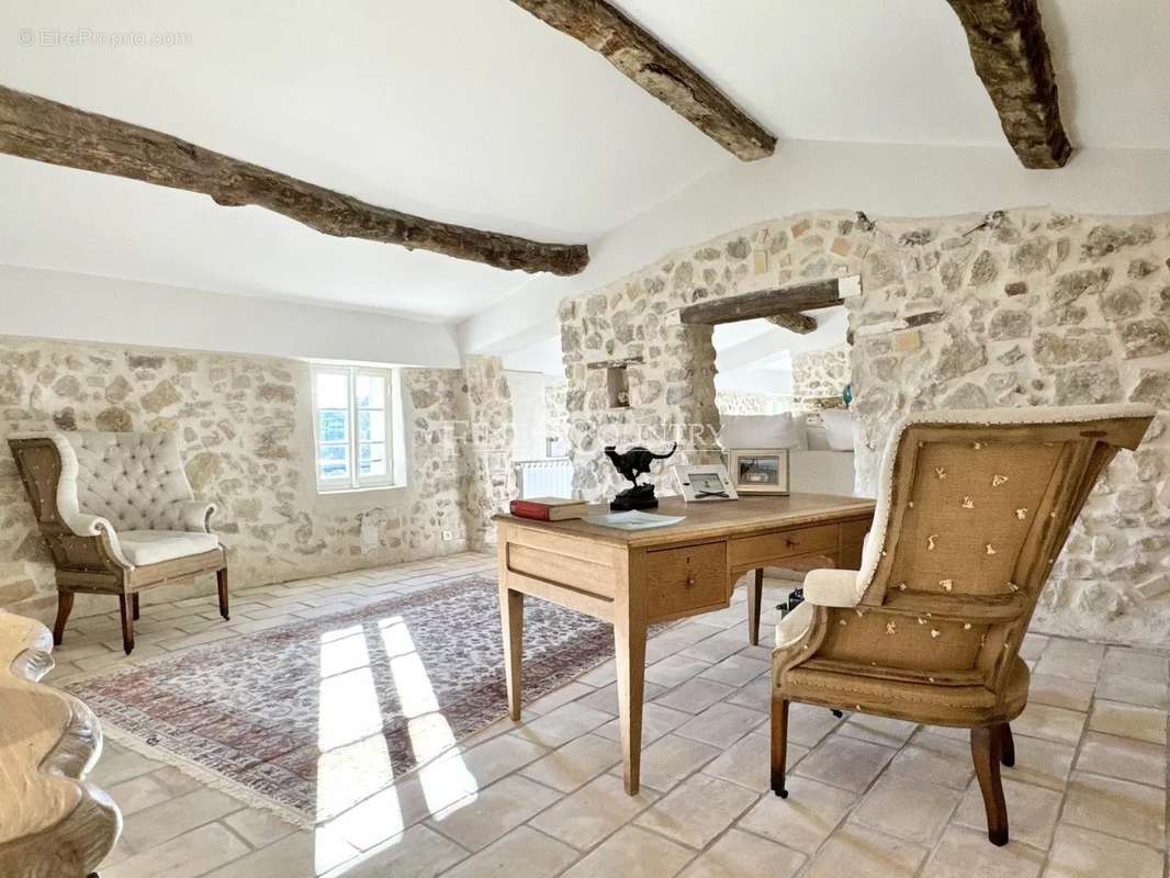 Maison à CHATEAUNEUF-GRASSE