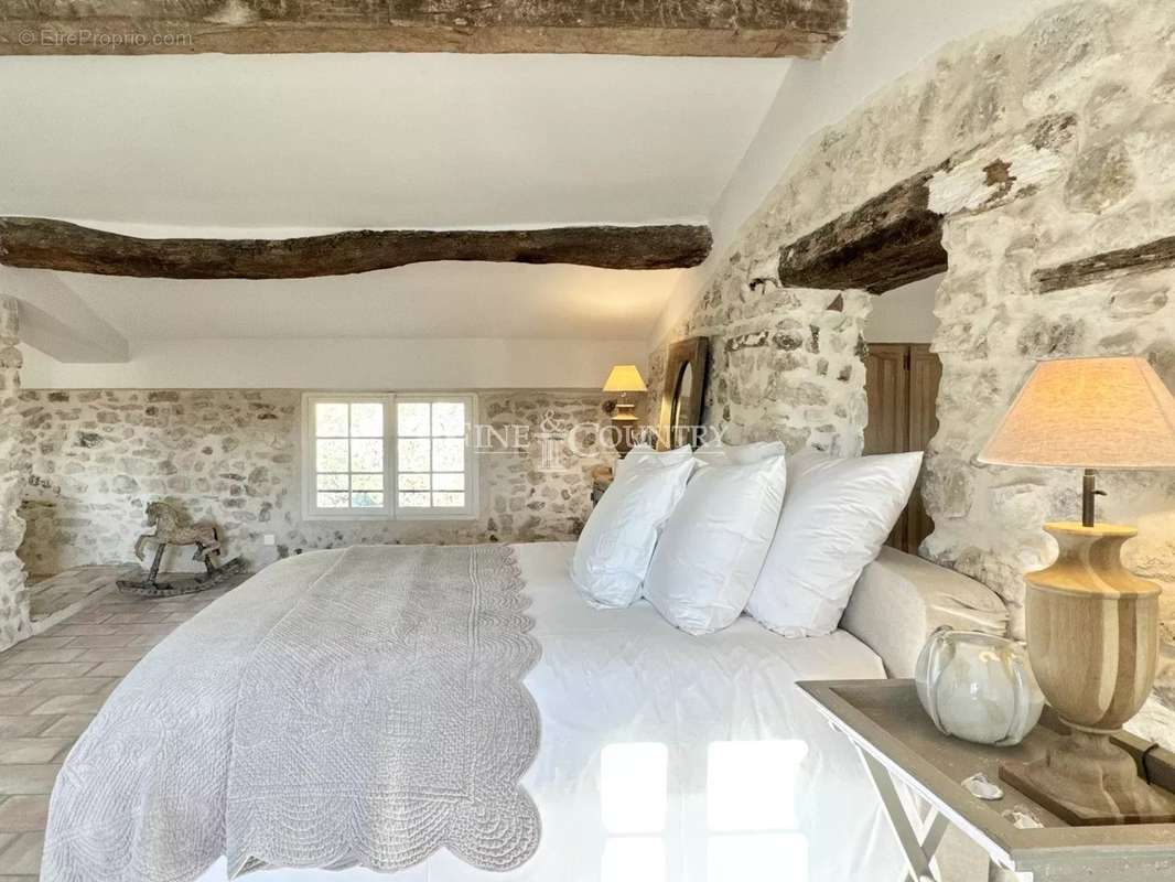 Maison à CHATEAUNEUF-GRASSE